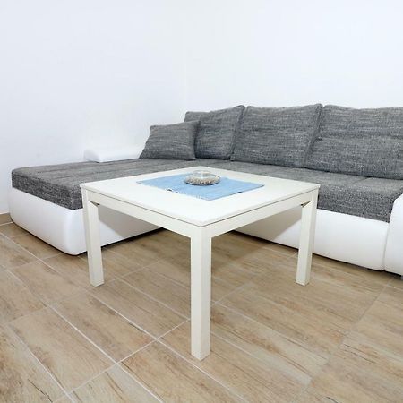 Apartments Reljic With Terrace 바슈카 외부 사진