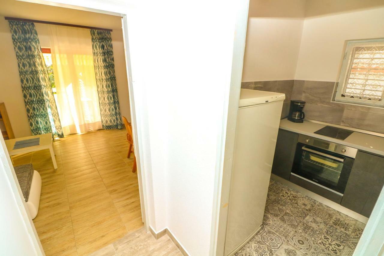 Apartments Reljic With Terrace 바슈카 외부 사진