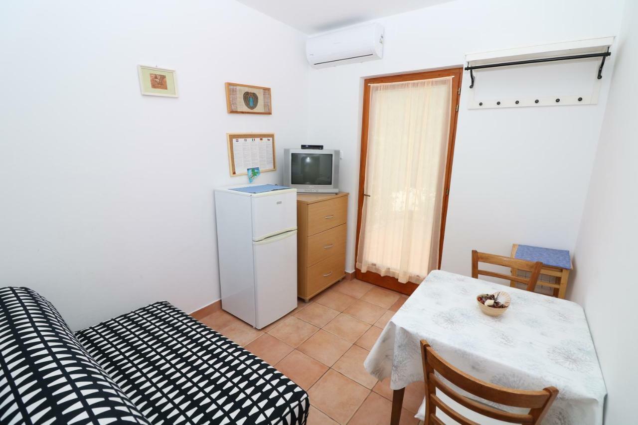 Apartments Reljic With Terrace 바슈카 외부 사진